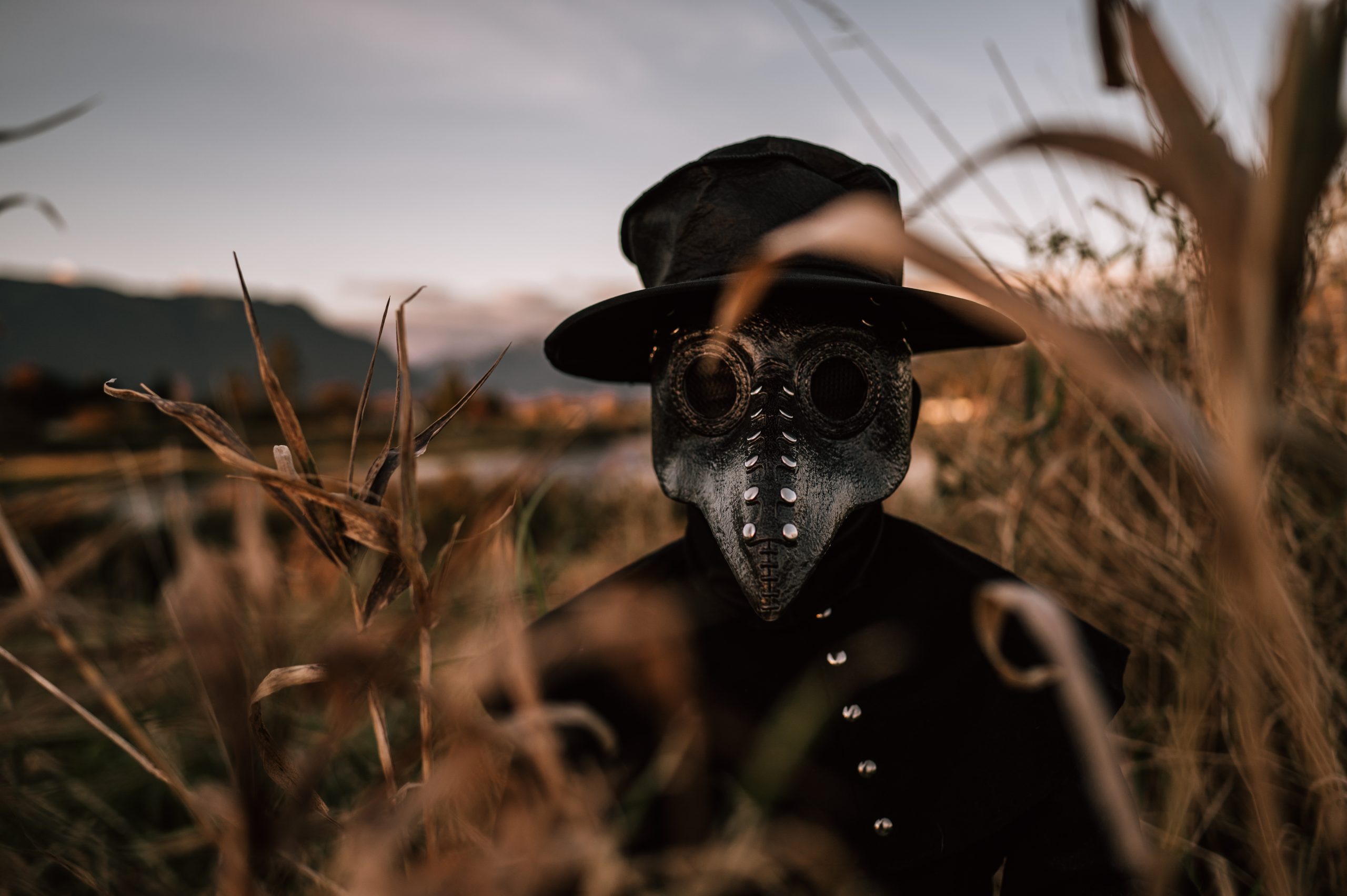 a-child-dressed-as-a-plague-doctor-for-halloween-s-9YGQEPB